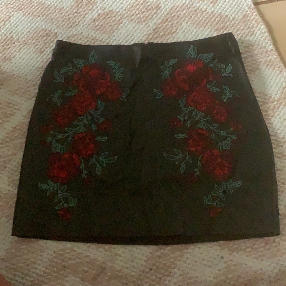 Express roses skirt